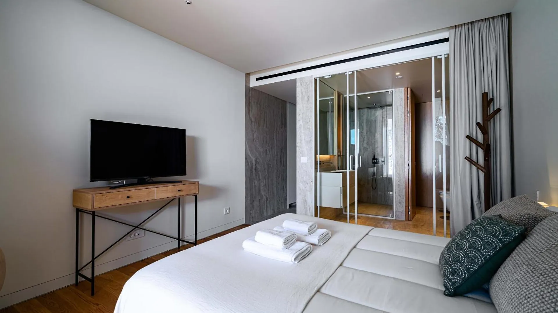 Apartment Savoy Residence Monumentalis 2B Or Not 2B By Lm&Ac Signature Funchal  Portugal
